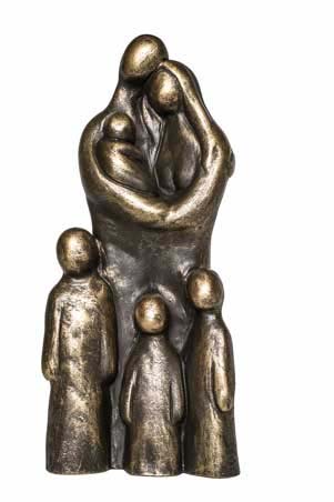 Familie beeldje “Man vrouw met baby en 3 kinderen” steenhars - sculpturen